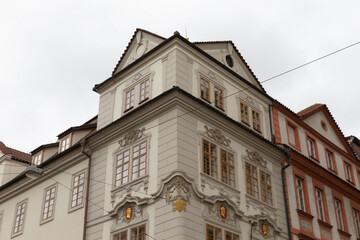 Obraz premium A sizable and impressive building features numerous windows situated prominently on the corner, capturing the essence of the city around it