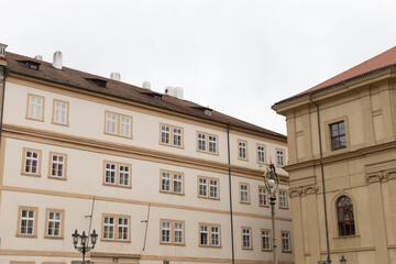 Fototapeta premium A sizable and impressive structure that features numerous windows and boasts a striking red roof, standing prominently amidst the skyline