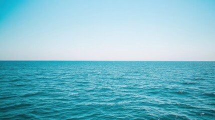 Obraz premium Serene ocean horizon clear blue sky