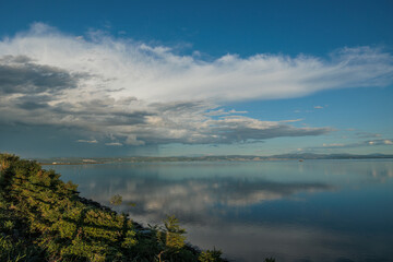 ampia vista panoramica sull'area marina del Golfo di Trieste, nel mare Adriatico e sulla costiera, con le colline e le montagne slovene distanti, al passaggio di un temporale pomeridiano