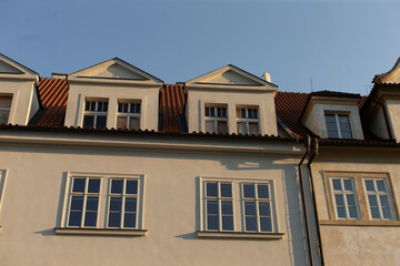 Obraz premium This is a charming building characterized by its red tiled roof and numerous windows that allow ample light to enter and enhance its design