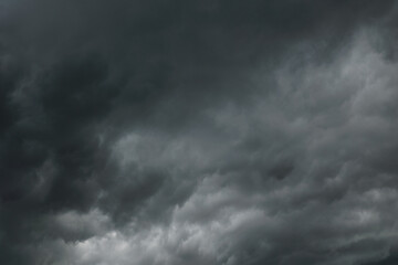 dettagli del cielo coperto e delle nuvole grigie e molto scure all'arrivo di un temporale