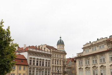 Obraz premium In a picturesque landscape, there is a row of beautiful buildings, and notably, one of these structures features an elegant dome on its rooftop
