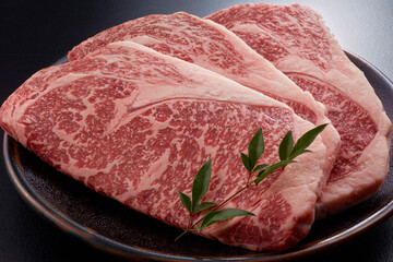 ステーキ用にカットされた生の霜降りリブロース