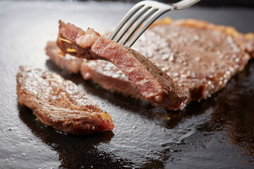 ジューシーなリブロースステーキ