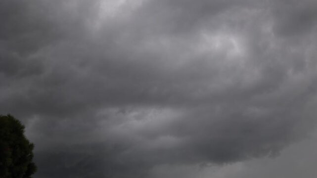 video timelapse con vista dettagliata del cielo che diventa scuro e dei cambiamenti meteorologici all'arrivo di un temporale estivo