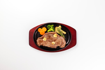 美味しそうに盛り付けられた牛ステーキ