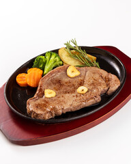 美味しそうに盛り付けられた牛ステーキ