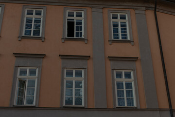 Obraz premium A large structure featuring an abundance of windows adorning its exterior, creating an interesting and visually appealing facade