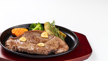 美味しそうに盛り付けられた牛ステーキ