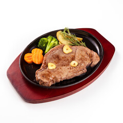 美味しそうに盛り付けられた牛ステーキ