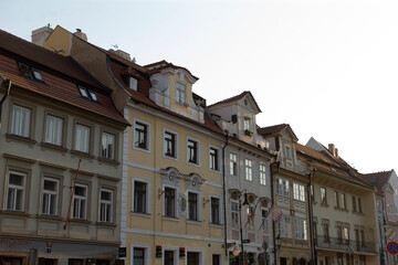 Obraz premium In front of an array of buildings, there stands a clear no parking sign indicating that parking is not allowed in that area
