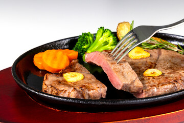 美味しそうに盛り付けられた牛ステーキ