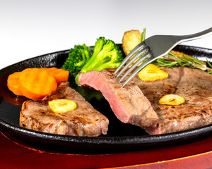美味しそうに盛り付けられた牛ステーキ