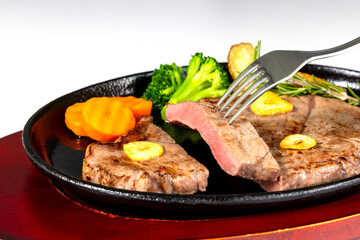 美味しそうに盛り付けられた牛ステーキ