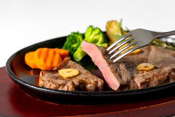 美味しそうに盛り付けられた牛ステーキ