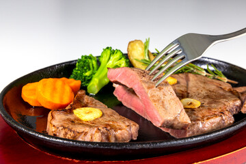 美味しそうに盛り付けられた牛ステーキ