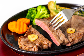 美味しそうに盛り付けられた牛ステーキ