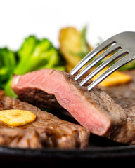 美味しそうに盛り付けられた牛ステーキ