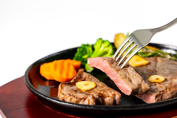 美味しそうに盛り付けられた牛ステーキ
