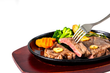 美味しそうに盛り付けられた牛ステーキ