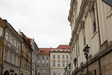 Obraz premium A bustling city street lined with numerous buildings, many adorned with vibrant red roofs, creating a picturesque urban landscape