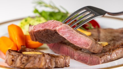 美味しそうに盛り付けられた牛ステーキ