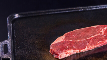 生の牛肉を鉄板で焼く様子