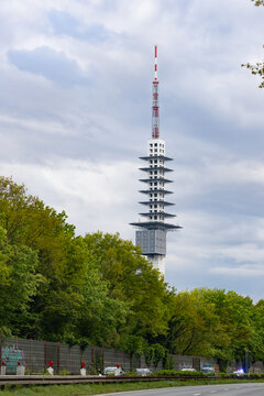 Telemax Fernsehturm in Hannover an der Messe an einem wolkigen Tag Fernmeldeturm