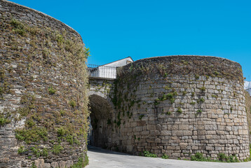 Torreones y puerta en la antigua muralla romana del siglo III de la ciudad de Lugo, España