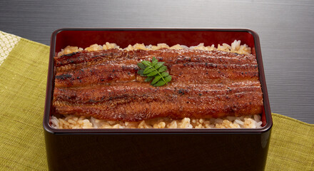 うな重_関西風のうなぎ蒲焼をお重に詰めたご飯お上に乗せた日本の料理