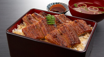 うな重_関西風のうなぎ蒲焼をお重に詰めたご飯お上に乗せた日本の料理