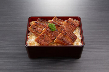 うな重_関西風のうなぎ蒲焼をお重に詰めたご飯お上に乗せた日本の料理