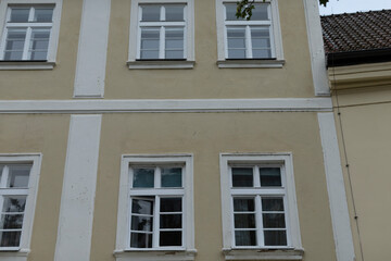 Fototapeta premium A multistory building that features numerous windows on its facade, allowing plenty of natural light to filter into the interior