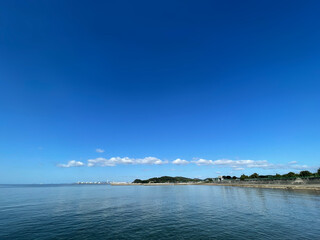 晴れの日の青い空と海
