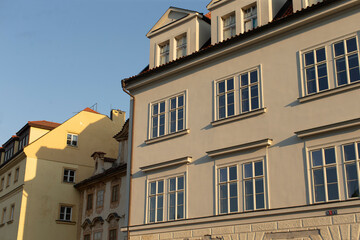 Obraz premium A tall and modern building that features a significant number of windows, with a bright blue sky serving as a picturesque background