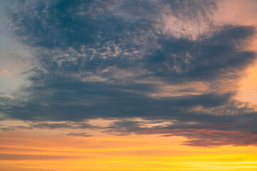 Obraz premium A beautiful sunset with a orange sky and clouds