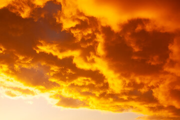 Obraz premium A beautiful sunset with a sunny orange sky and clouds, golden time