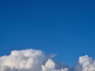 Obraz premium White clouds in summer sky background