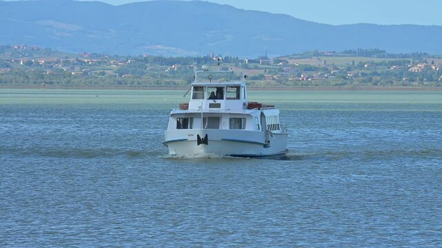 Traghetto per trasporto passeggeri lungo il Lago Trasimeno