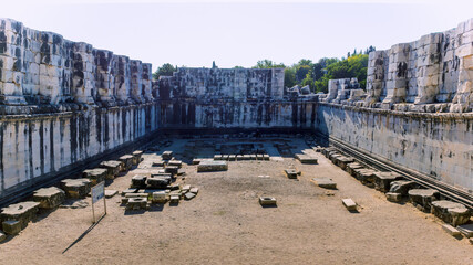 Obraz premium Inner yard of the Temple of Apollo in Didim, Turkey (Turkiye) with ancient stone ruins and historic architecture