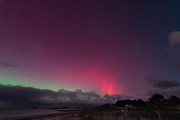Magnifiques aurores boréales sur la côte en Bretagne © aquaphoto