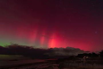 Magnifiques aurores boréales sur la côte en Bretagne © aquaphoto