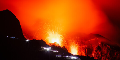 der neu gebildete Kraterbereich des Stromboli in Sizilien © Roland