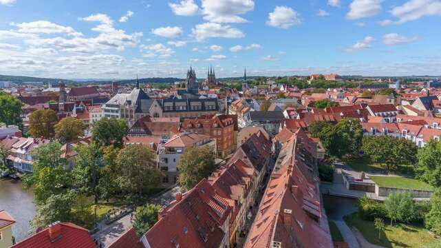 Panorama Zeitraffer von der Kr&auml;merbr&uuml;cke und historischen Altstadt mit Dom in Erfurt, Th&uuml;ringen, Deutschland