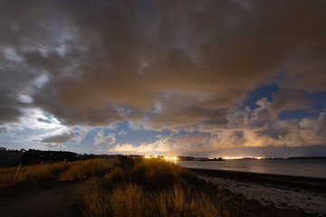 Tombée de la nuit sur la côte bretonne