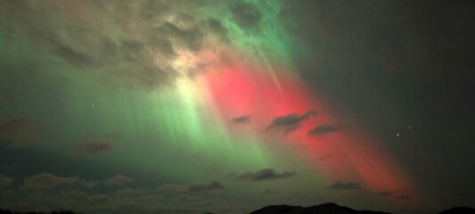 Nordlicht und Wolken