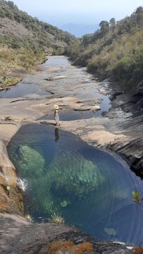 mulher no vale encantado no parque nacional do capara&oacute;, divisa entre minas gerais e esp&iacute;rito santo 