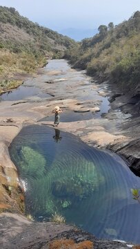 mulher no vale encantado no parque nacional do capara&oacute;, divisa entre minas gerais e esp&iacute;rito santo 