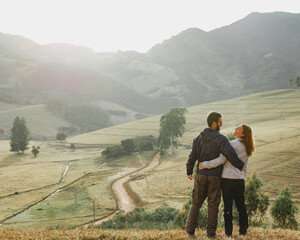 casal em trecho do caminho da fé, entre são paulo e minas gerais, pela paisagem da serra da...